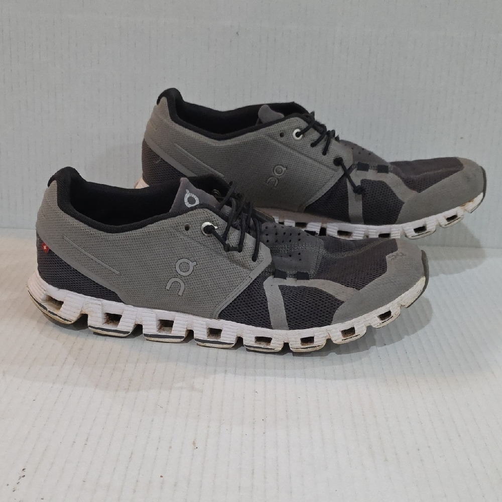 On Cloud 5 Running Mens Black and Gray Athletic Shoes Size 9.5